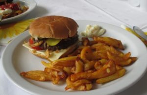 Bewohner im Haus Karin lassen sich selbstgemachte Hamburger schmecken. Foto: Heinrichs Gruppe